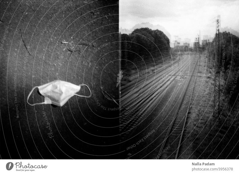 Stadtbildduett 2 analog Analogfoto schwarzweiß Maske Nase-Mund-Bedeckung OP-Maske Boden Gleise Bäume Bochum Ruhrgebiet Pandemie Mundschutz Corona Coronavirus