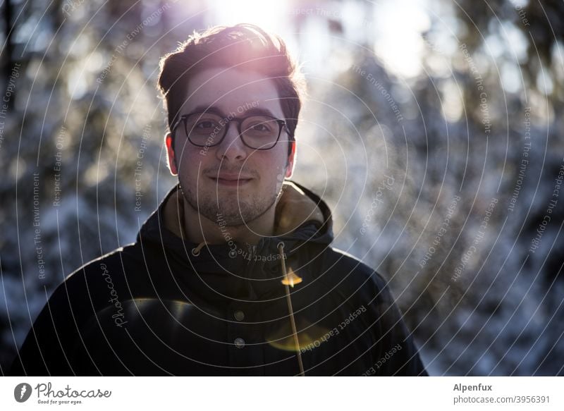 Goldjunge Erwachsene Unschärfe Blick Tag Blick in die Kamera Mensch 1 Mensch Mann Licht Jugendliche Gesicht Kontrast Männergesicht maskulin Porträt 18-30 Jahre