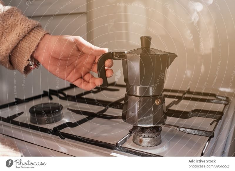 Frau bereitet Kaffee auf dem Herd zu Geysir Kaffeemaschine selbstgemacht vorbereiten Gas Küche trinken Getränk Moka-Topf heiß heimwärts geschmackvoll lecker