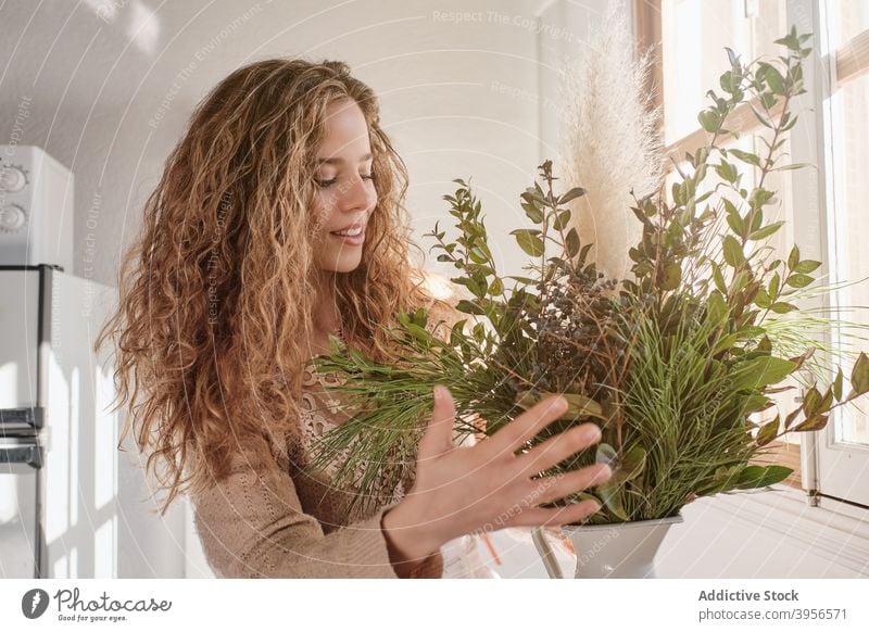 Frau arrangiert Pflanzen in Vase Haufen Blumenstrauß frisch sanft Flora Floristik heimwärts Tisch grün Stil natürlich Harmonie Dekor organisch romantisch