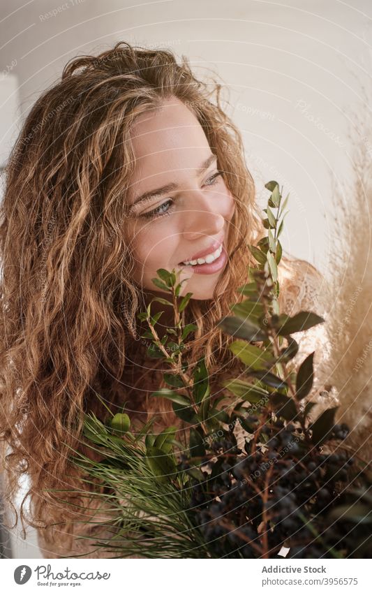 Frau arrangiert Pflanzen in Vase Haufen Blumenstrauß frisch sanft Flora Floristik heimwärts Tisch grün Stil natürlich Harmonie Dekor organisch romantisch