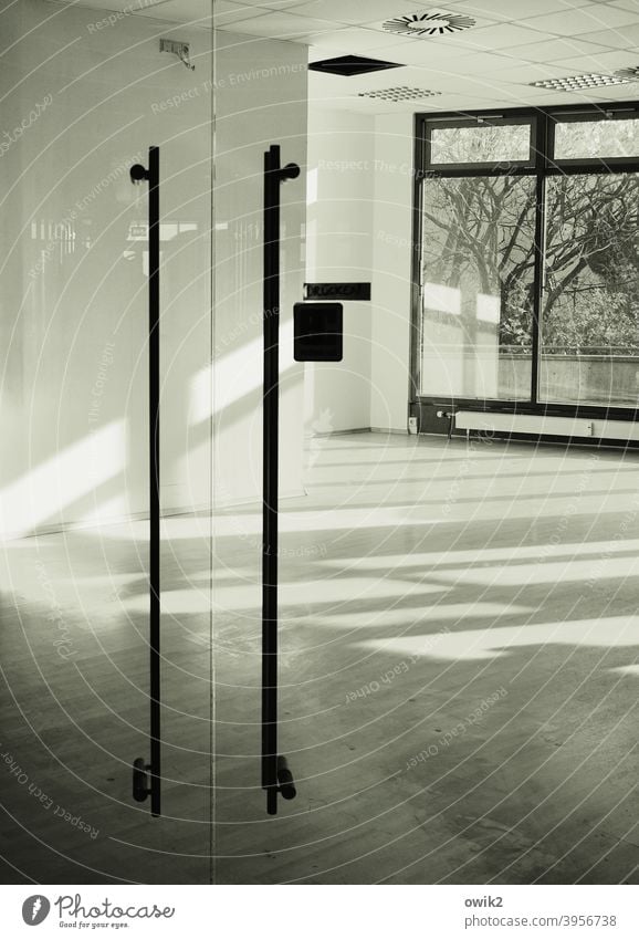 Passage Innenaufnahme Ladengeschäft Fenster Einsamkeit Alltagsfotografie Detailaufnahme Raum leer Leerstand ausgeräumt Farbfoto Glas Sonnenlicht Menschenleer