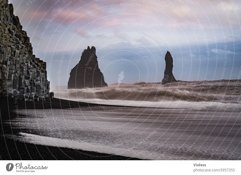 Felsnadeln am Strand Vík Himmel Küste Dyrholaey Lava Island Wellen Sonnenuntergang Reynisfjall Vik