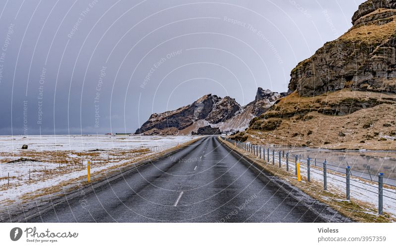 Immer der Nase nach - Straße im Norden Ringstraße gefroren gerade Natur Unendlich Wolken Schnee Berge Berge u. Gebirge Menschenleer blau Frost Island