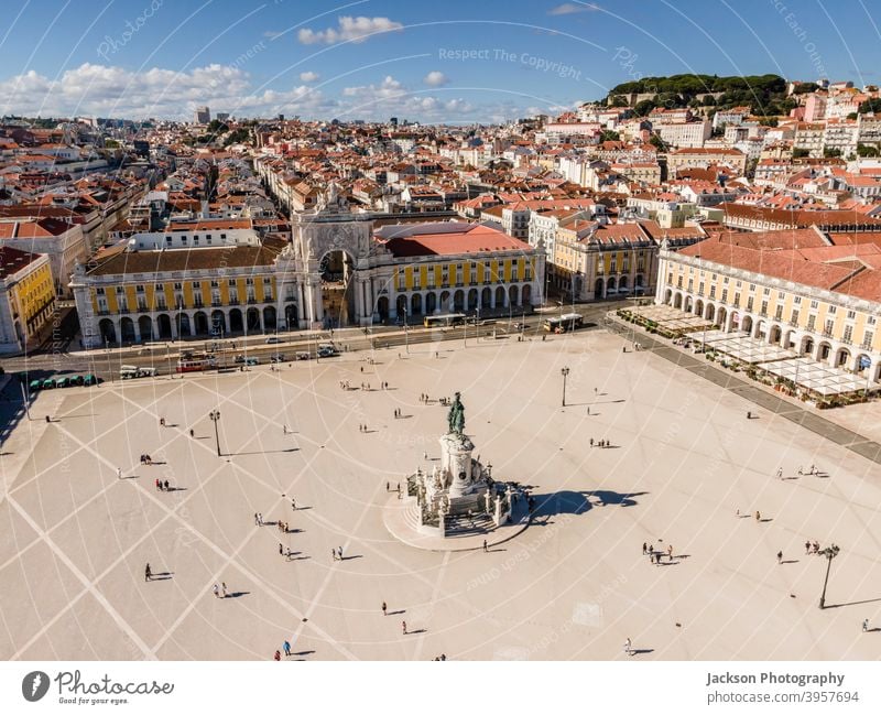 Commerce Square im Zentrum von Lissabon, Portugal Antenne Quadrat Handelsplatz urban Großstadt Praca do Comercio Triumphbogen baixa klassisch touristisch Küste