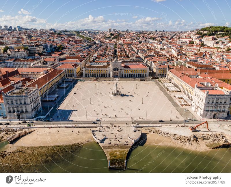 Commerce Square im Zentrum von Lissabon, Portugal Antenne Quadrat Handelsplatz urban Großstadt Praca do Comercio Triumphbogen baixa klassisch touristisch Küste