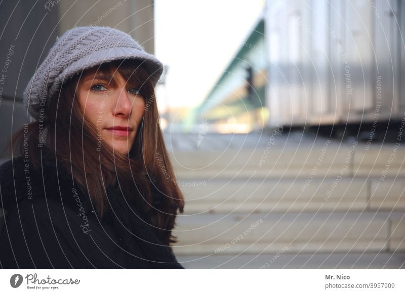 Es ist schattig Frau Accessoire Haare & Frisuren Porträt feminin Mütze Bekleidung natürlich Lifestyle Blick in die Kamera Wollmütze kalt Lächeln Gesicht