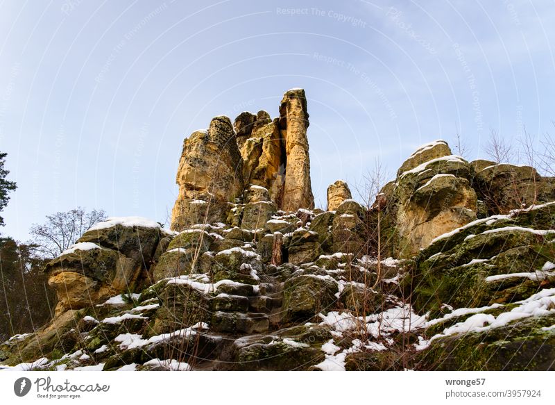 Ein wenig Schnee liegt auf dem 5 Fingerfelsen in den Klusbergen bei Halberstadt Winter winterlich Felsen 5 Fingerfesen Fünf Fingerfelsen Sandsteinfelsen kalt