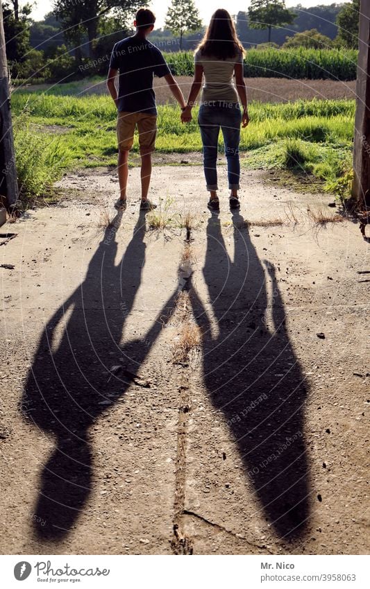 verliebtes Paar blickt hinaus in die Landschaft Silhouette Liebe Liebesaffäre Zusammensein Verliebtheit Liebespaar Schatten harmonisch Zuneigung Glück