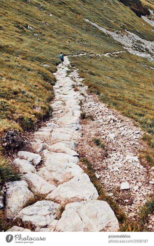 Junger Mann mit Rucksack Wandern in einem Gebirge, aktiv verbringen Sommerurlaub Aktivität Abenteuer Freiheit Gesundheit Freude Freizeit Natur Park Erholung