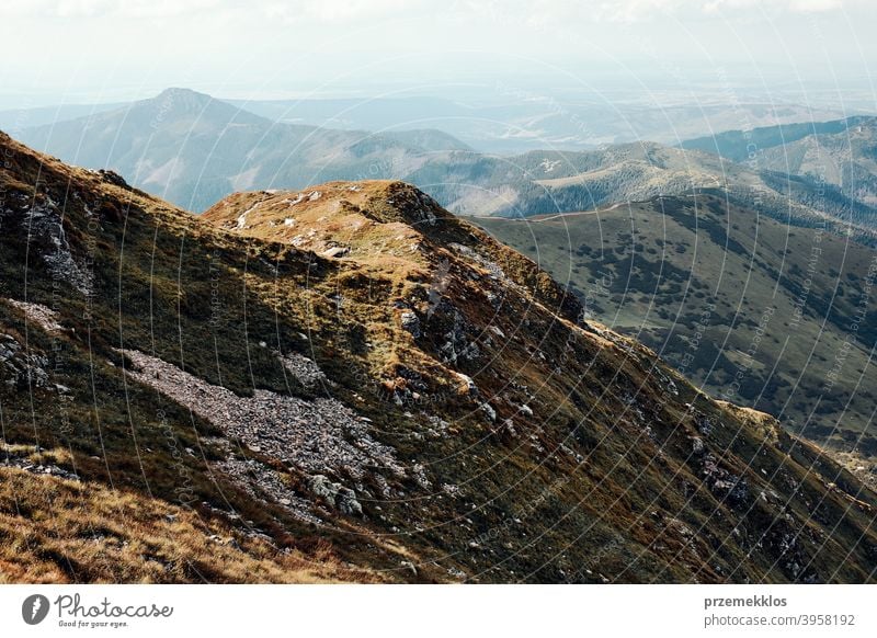 Tatra Gebirge Landschaft. Scenic Blick auf Berg felsigen Gipfeln, Hängen, Hügeln und Tälern erstaunlich im Freien niemand Urlaub Weg Tourismus Bäume Felsen Top