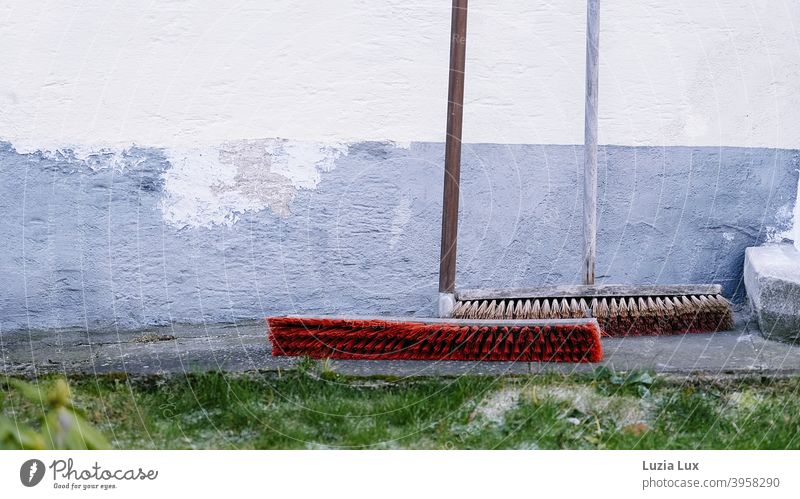 Schwabenland, Kehrwoche, Vorgartenansicht: 2 nagelneue Besen stehen bereit, den Gehweg blitzblank zu fegen kehren Sauberkeit Besenstiel Ordnung Kehren Reinigen