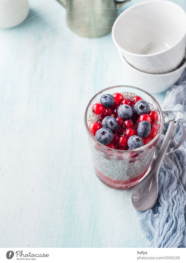 Mandelmilch-Chiapudding mit frischen Beeren Frühstück Chiasamen Dessert Lebensmittel Pflanzenbasiert Glas Veganer Snack Diät Gesundheit Pflanzenmilch organisch