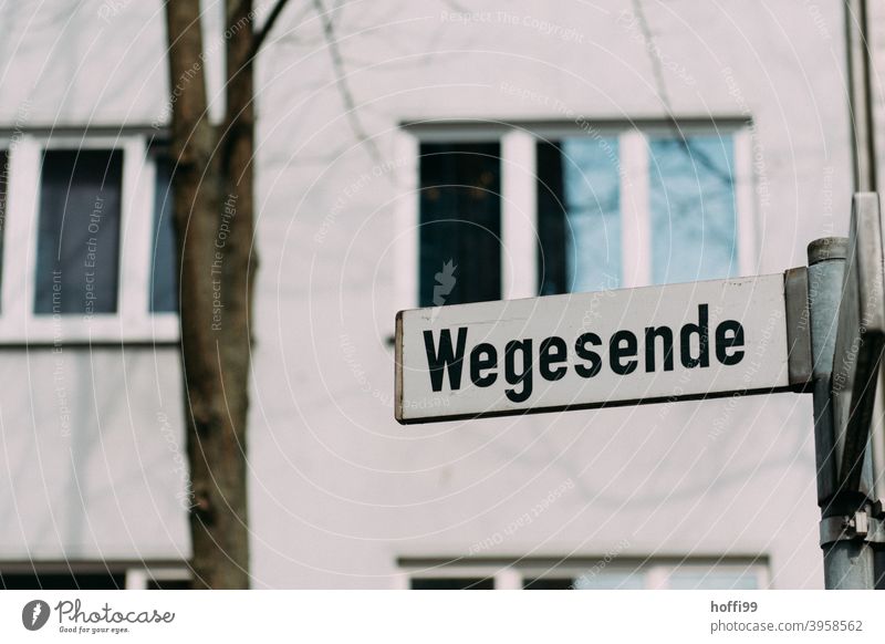 die Strasse und das Ende vom Weg - Wegesende Straßenschild Straßennamenschild Schilder & Markierungen Wege & Pfade Wegweiser Wegrand Stadt Hinweisschild