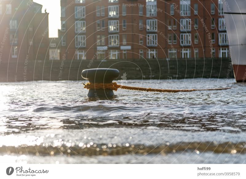 Hochwasser überschwemmt die Uferpromenade Fluss Springtide Überschwemmung Flut springflut Wasser Klimawandel nass Poller festmachen Schifffahrt Schiffsbug