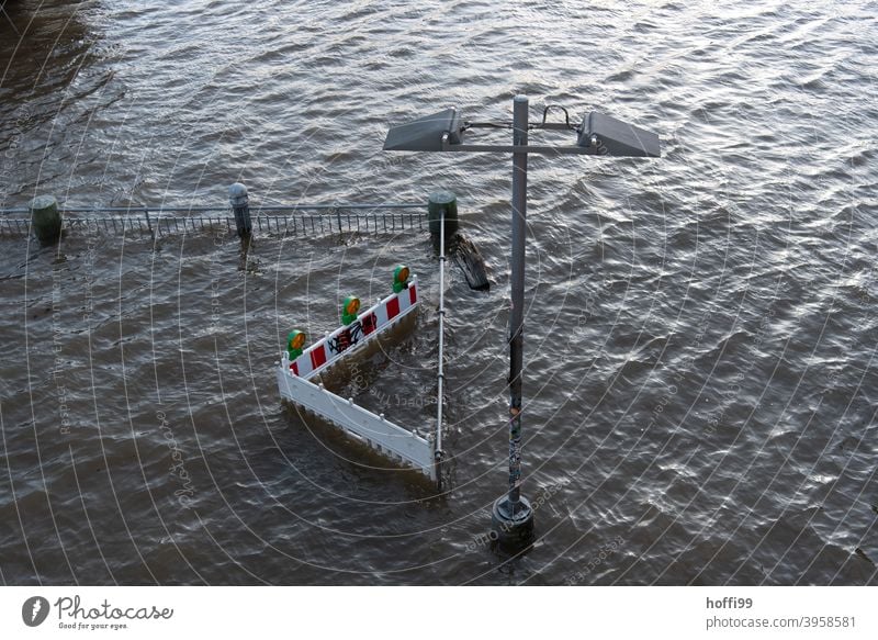 Hochwasser überschwemmt die Baustellenabsperrung Flut springflut baustellensicherung Wasser Überschwemmung Fluss nass Klimawandel Unwetter Natur Uferpromenade