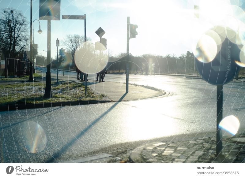 das wäre normal, was ist schon normal? Bus haltestelle Morgen Arbeitsweg pendler aufstehen regen strasse verkehr linienbus schilder warten frieren nässe