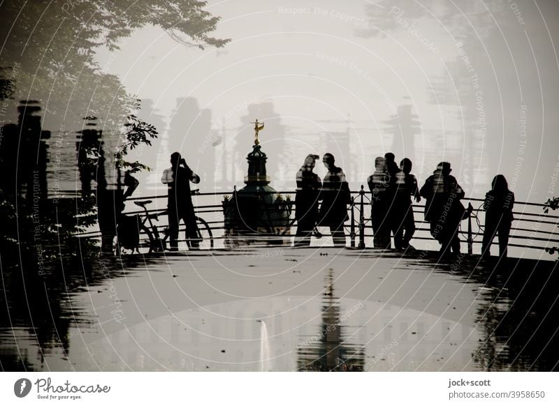 gespiegelte gusseiserne Besucher im Karpfenteich Sehenswürdigkeit historisch Wege & Pfade Reflexion & Spiegelung Weltkulturerbe Silhouette Park Inspiration