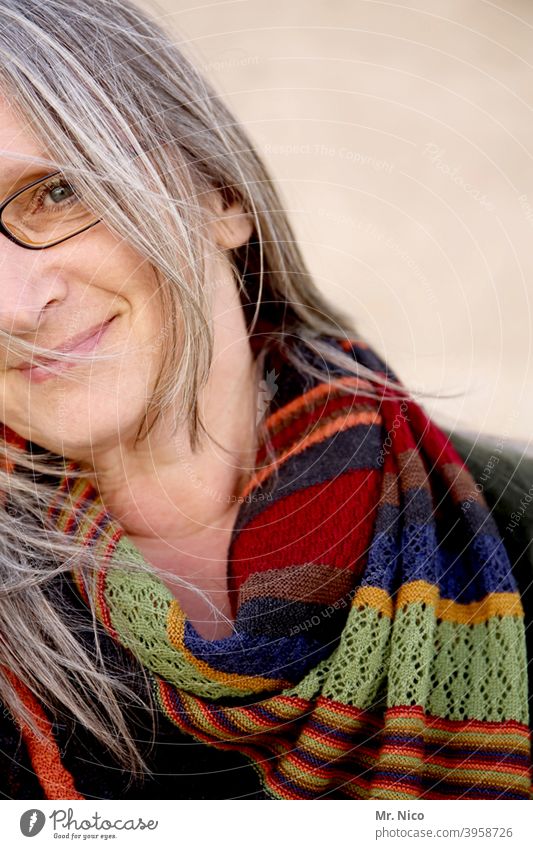 halbes Portrait mit Schal Accessoire Gesicht feminin Porträt Frau Haare & Frisuren grauhaarig Brille Strähne Haut Mode natürlich Gelassenheit Ausdruck