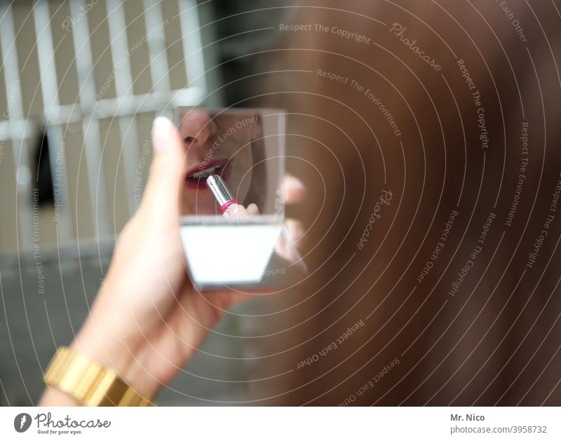 die Lippen nachziehen stylen Schminken Lippenstift Spiegel Spiegelbild schminkspiegel Taschenspiegel feminin Mund rot Reflexion & Spiegelung Aussehen eitel