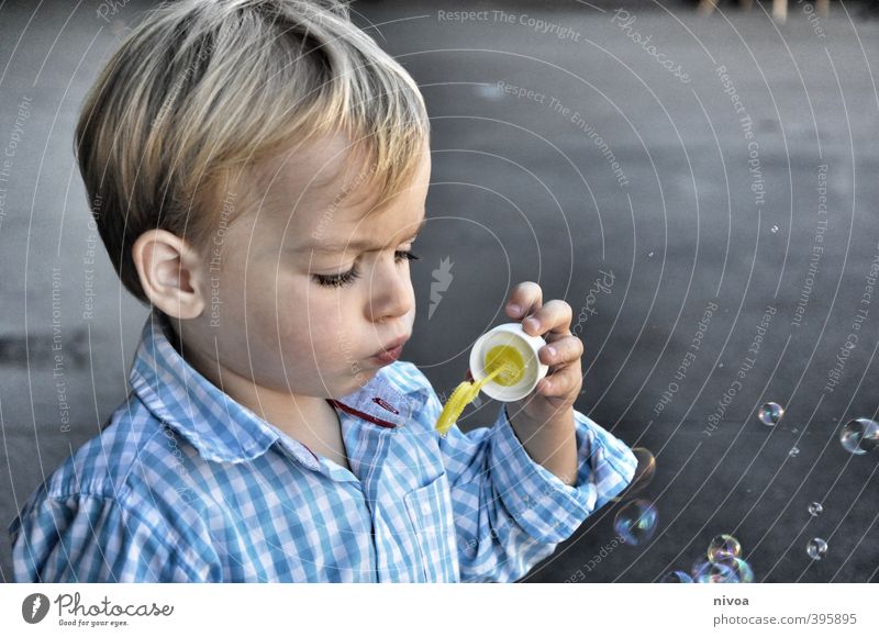 Seifenblasen Spielen maskulin Kind Junge Kopf Haare & Frisuren Gesicht 1 Mensch 3-8 Jahre Kindheit Schönes Wetter Dorf Kleinstadt Platz Hemd Pony Blase Kugel