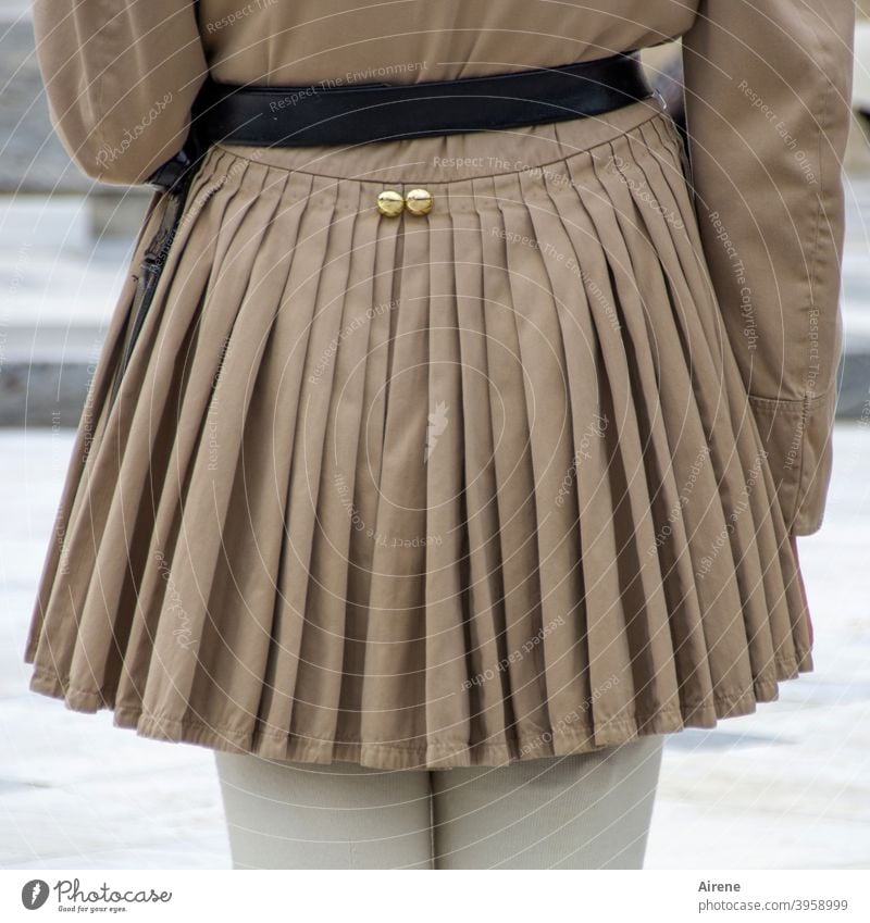 Zeitgeschichte | traditionell gekleidet Uniform Ehrengarde Rock griechisch Garde Röckchen Soldat Wache Mann männlich Tradition Griechenland Rücken Kleidung