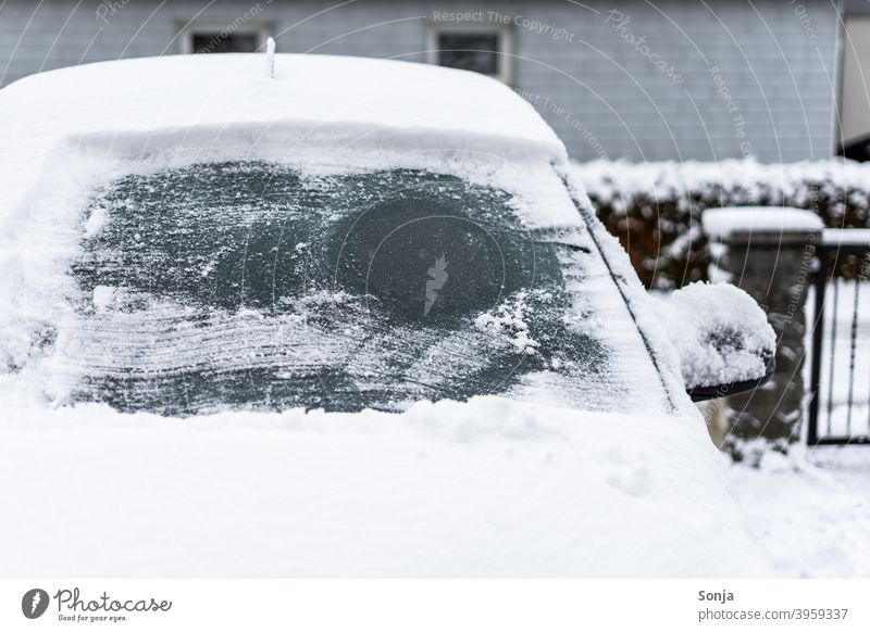 Vereiste Windschutzscheibe und Schnee Auto vereist gefährlich PKW Winter Außenaufnahme Frost Eis gefroren frieren kalt weiß Autofenster Gefahr Seitenspiegel