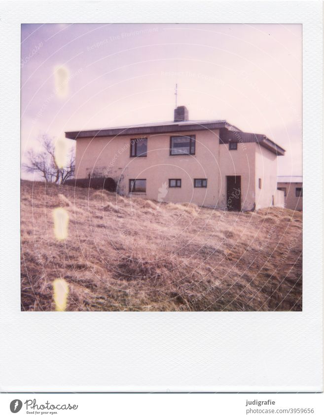 Isländisches Haus auf Polaroid Island Holz Tür Fenster Eingang Natur Menschenleer Gebäude Wohnhaus Einfamilienhaus wohnen Häusliches Leben Architektur