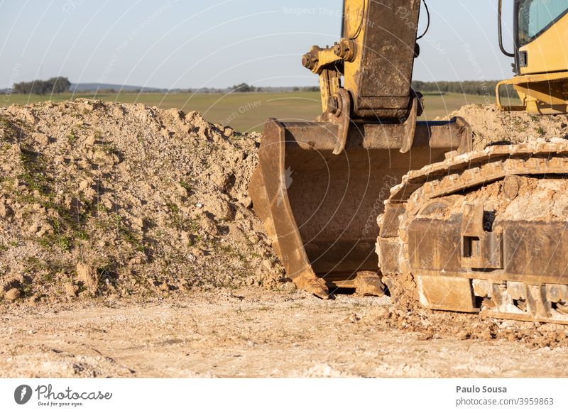 Caterpillar-Bagger auf der Baustelle Raupe Arbeit & Erwerbstätigkeit Bauarbeiter Industrie schaufeln Straßenbau Baggerschaufel Baufahrzeug Farbfoto