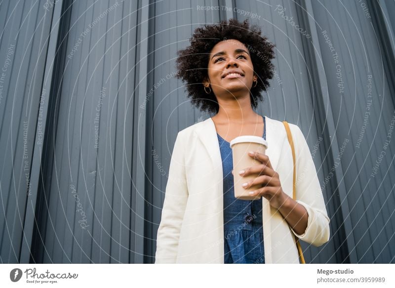 Porträt einer afroamerikanischen Geschäftsfrau im Freien. Afro-Look Business Frau urban Lächeln Erwachsener Kaffee Kaffee zum Mitnehmen Anzug Unternehmen