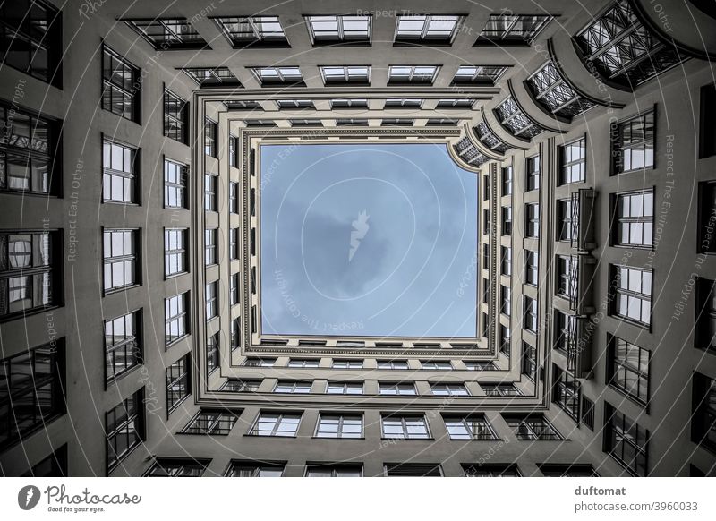 Blick nach oben aus Innenhof im Häuserkarree Wolken Himmel Architektur Gebäude Fassade Bauwerk Fenster Altbau Stadtzentrum Haus Altstadt Altbauwohnung Hinterhof