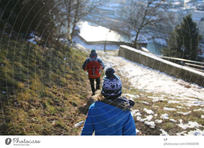 Kind geht die Treppe hinunter und folgt einem Erwachsenen Bewegung Lebensstile im Freien Freizeit & Hobby Außenaufnahme Spielen Gefolgsleute Follow-up