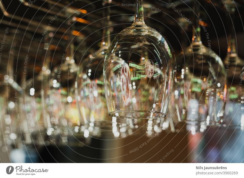 Hängendes Glas im Ständer an der Bar. Hängende Gläser in Nachtclubs Bar. Balkenleuchten trinken Alkohol Lifestyle Job Business Kunde arbeiten Wein Beteiligung