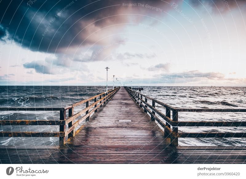 Seebrücke von Ahlbeck auf Usedom im Winter II Weitwinkel Panorama (Aussicht) Zentralperspektive Totale Starke Tiefenschärfe Lichterscheinung Kontrast Schatten