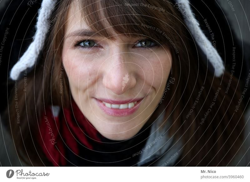 Die Nase in den Wind halten feminin Stil Lifestyle Mode Bekleidung langhaarig brünett Mütze Gesicht Blick in die Kamera Porträt Vogelperspektive natürlich