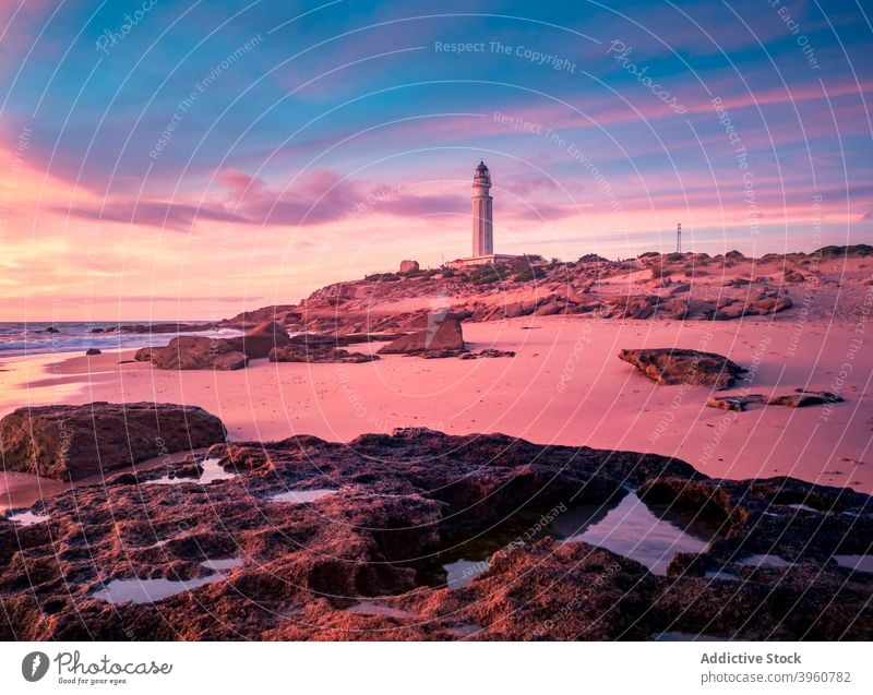 Bake auf Hügel in der Nähe von Meer bei Sonnenuntergang Leuchtturm Leuchtfeuer Strand MEER Himmel farbenfroh prunkvoll Cadiz Spanien Andalusien Küste Ufer