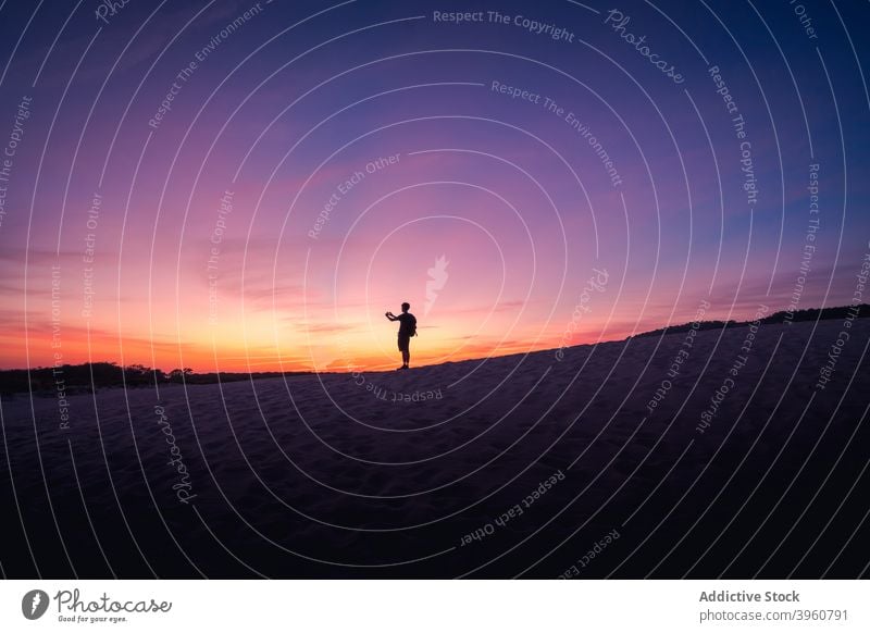 Unerkennbarer Reisender, der den Sonnenuntergang am Strand fotografiert fotografieren Tourist Silhouette Sand Himmel Sommer Cadiz Andalusien Spanien