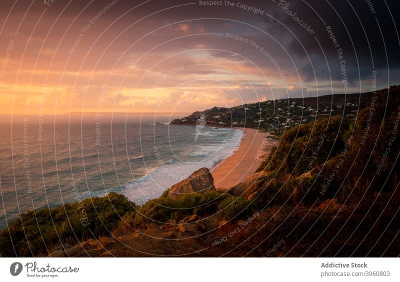 Erstaunliche Meereslandschaft und Küstenstadt bei Sonnenuntergang Sommer Abend MEER Strand Großstadt Landschaft Himmel Cadiz Andalusien Spanien Meeresufer