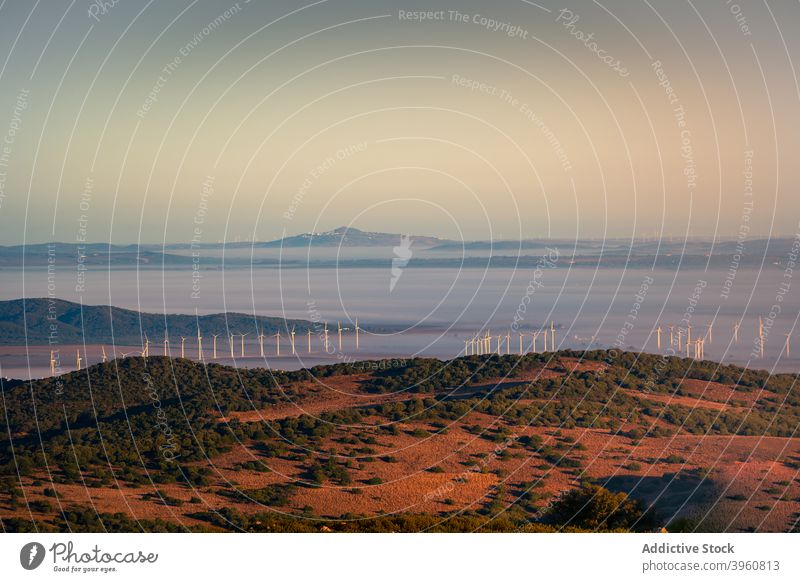 Berglandschaft mit Windmühlen im Tal Berge u. Gebirge Turbine Energie alternativ Kamm Ressource Kraft Erzeuger Umwelt Natur Ambitus Landschaft Hochland