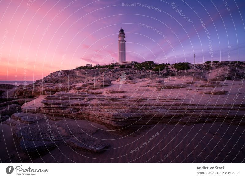 Bake auf Hügel in der Nähe von Meer bei Sonnenuntergang Leuchtturm Leuchtfeuer Strand MEER Himmel farbenfroh prunkvoll Cadiz Spanien Andalusien Küste Ufer