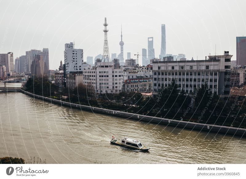 Stadtbild von Megapolis mit Wolkenkratzern am Flussufer Großstadt Architektur Turm Smog Gebäude modern hoch urban Hafengebiet Zeitgenosse Revier Straße