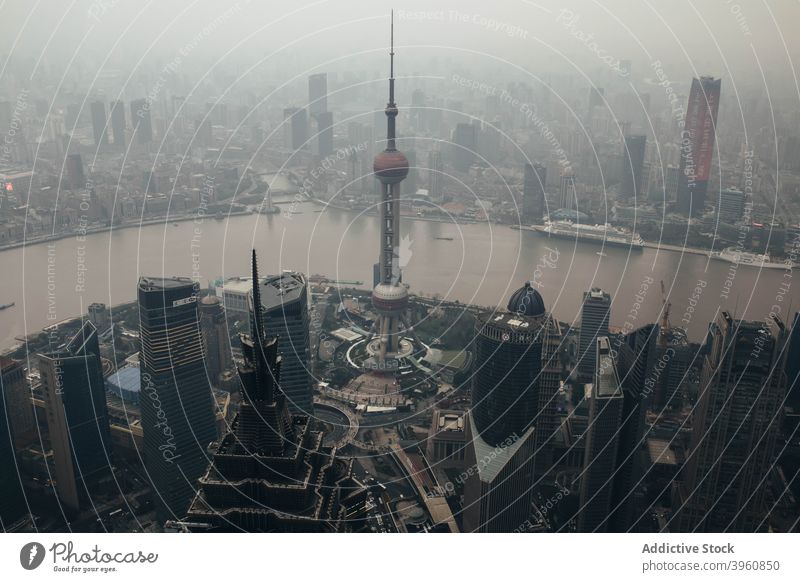 Stadtbild von Megapolis mit Wolkenkratzern am Flussufer Großstadt Architektur Turm Smog Gebäude modern hoch urban Hafengebiet Zeitgenosse Revier Straße