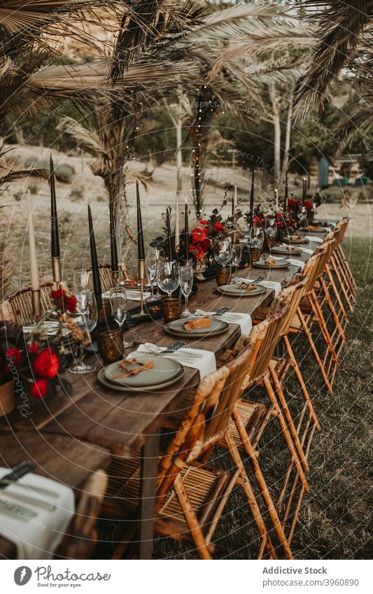 Servierter Tisch für Bankett im Garten Festessen Tabelleneinstellung Hochzeit Veranstaltung Geschirr feiern Festakt Blume Sommer rustikal Boho dienen Feiertag