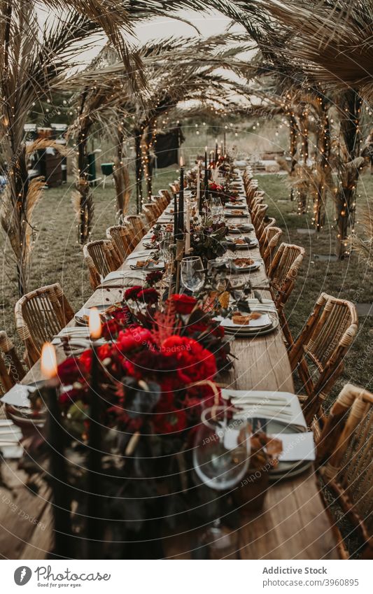 Servierter Tisch für Bankett im Garten Festessen Tabelleneinstellung Hochzeit Veranstaltung Geschirr feiern Festakt Blume Sommer rustikal Boho dienen Feiertag