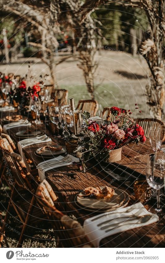 Servierter Tisch für Bankett im Garten Festessen Tabelleneinstellung Hochzeit Veranstaltung Geschirr feiern Festakt Blume Sommer rustikal Boho dienen Feiertag