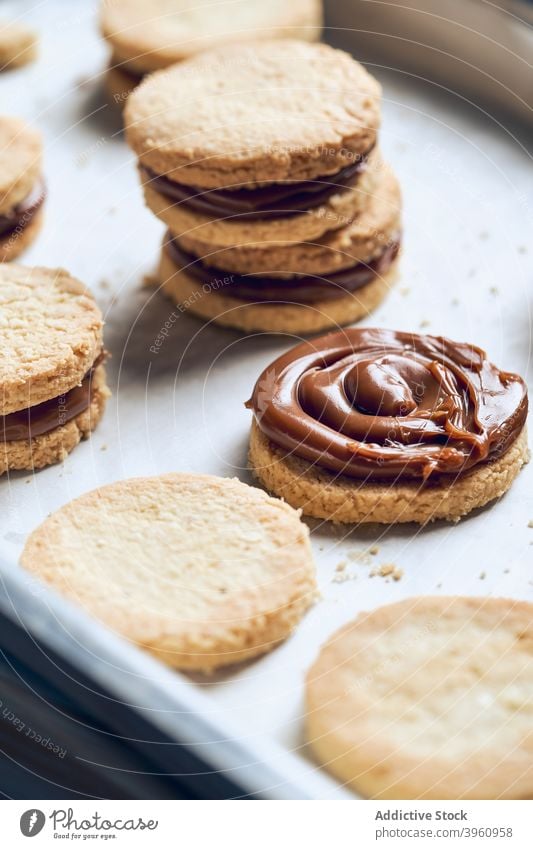 Sandwich-Kekse mit Karamellfüllung Belegtes Brot Biskuit süß Dessert besetzen Zeug Leckerbissen Lebensmittel Metall Tablett Sahne Gebäck Mahlzeit lecker Küche