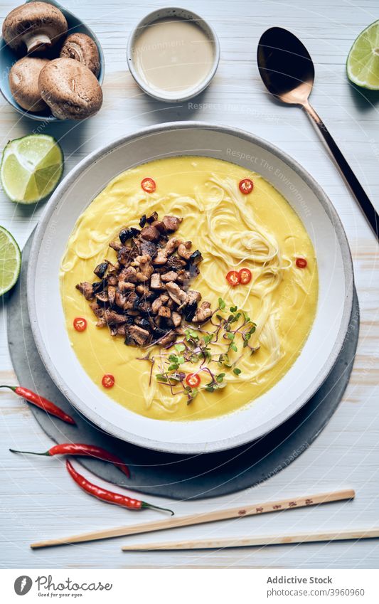 Leckere Nudelsuppe mit Pilzen in Schale Suppe Asiatische Küche Restaurant dienen Essstäbchen Tradition Orientalisch Lebensmittel frisch Tisch Sahne appetitlich