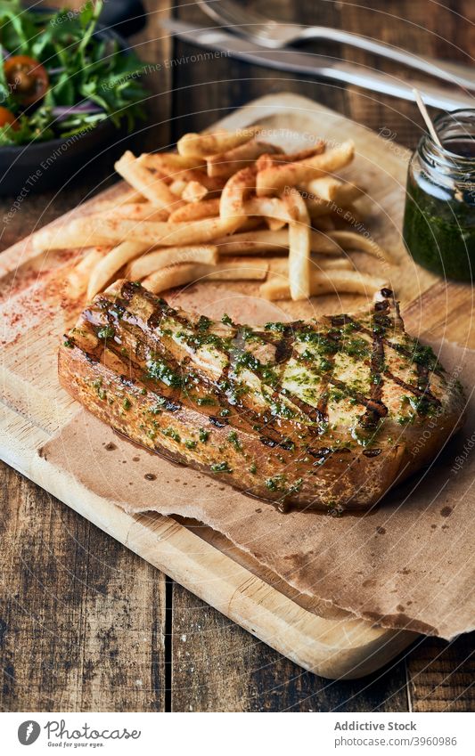 Gegrilltes Rindersteak mit Pommes frites auf dem Tisch Rindfleisch Steak Speise dienen Fleisch Café Französisch Fries lecker Exquisit appetitlich hölzern