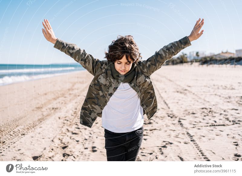 Porträt des Jungen zu Fuß am Strand im Winter Kind Mittelmeer mediterrane Kultur authentisch aktiv Pause Kinder Küste kalt Konzept genießen Familie Spaß