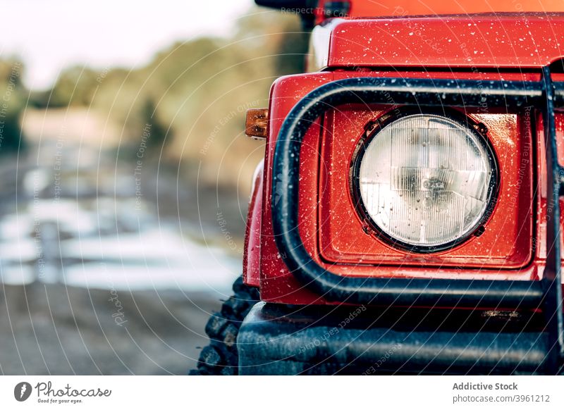 Scheinwerfer von Off-Road-Auto fahren in der Natur PKW Geländewagen suv Laufwerk Fahrzeug Abenteuer reisen rot Reise Lifestyle Straße Kraft Ausflug extrem